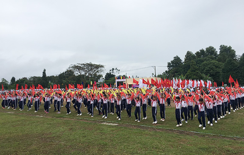 (Ảnh 4) Màn biểu diễn đồng diễn thể dục của các em học sinh trường tiểu học Chu Văn An tại lễ khai mạc S.jpg