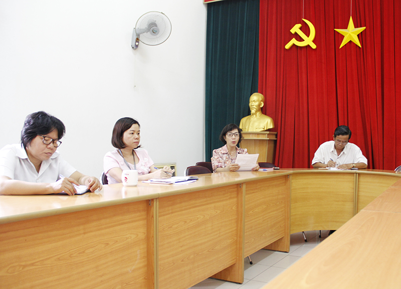 Ban Chi ủy đang triển khai sinh hoạt chi bộ.JPG