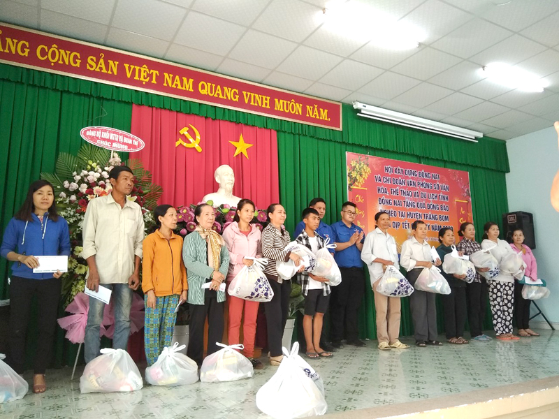 Đoàn tặng quà tết tại huyện Trảng Bom.jpg