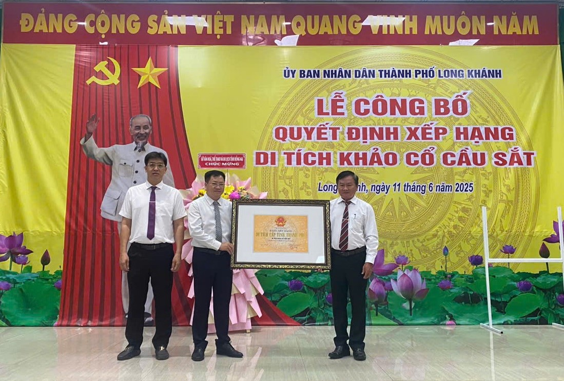 Ông Nguyễn Hồng Ân - PGĐ Sở VHTTDL trao bằng xếp hạng di tích .jpg