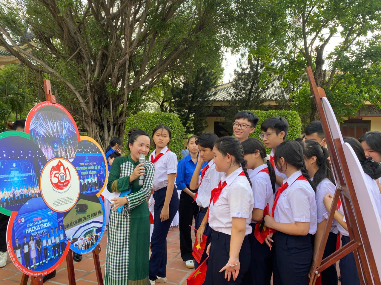 Các em học sinh thành phố Biên Hoà tham quan tại triển lãm.jpg