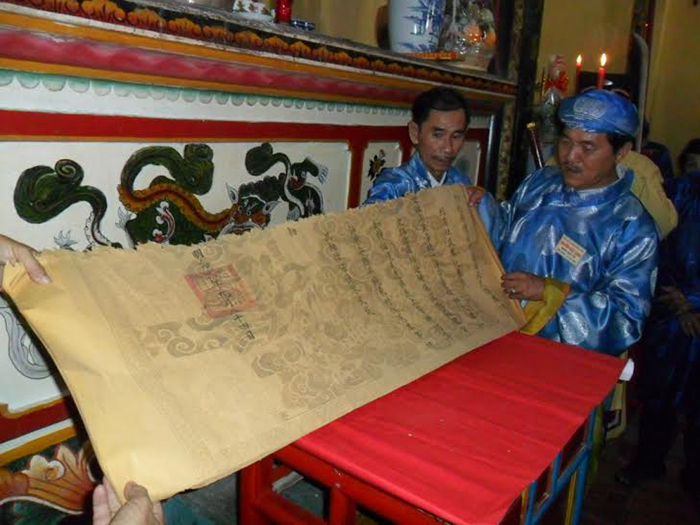 Một trong 4 bản sắc thần lưu giữ tại đền thờ Nguyễn Hữu Cảnh.jpg