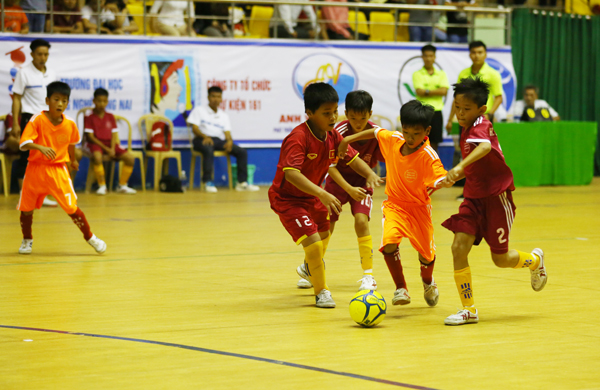 Trận chung kết giữa đội bóng huyện Cẩm Mỹ và thị xã Long Khánh.jpg