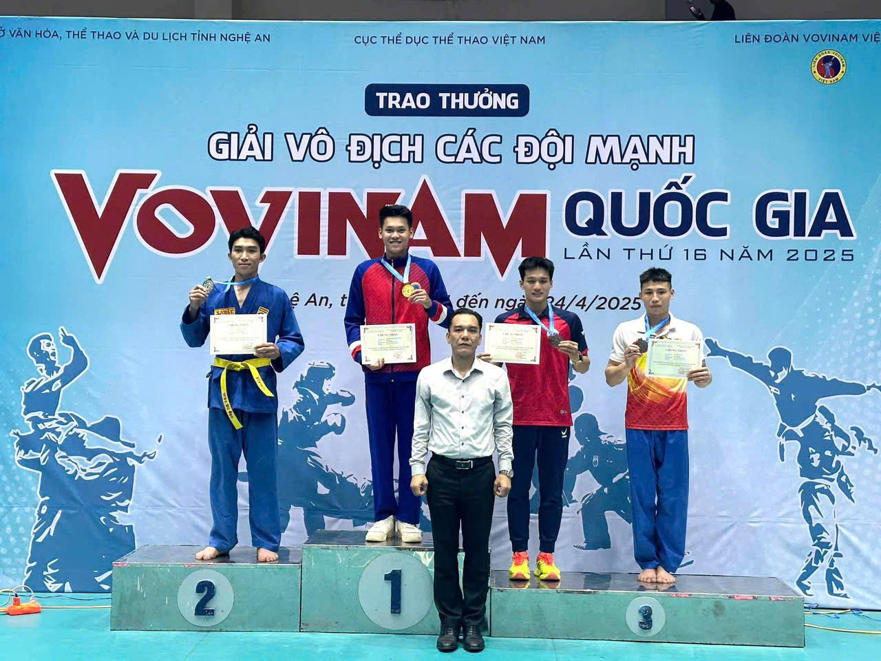 VĐV Nguyễn Trần Đăng Khoa trên bục nhận Huy chương vàng hạng cân 68kg.jpg