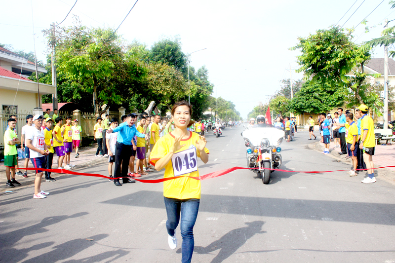 Vận động viên tham gia giải Việt dã 1500m nữ.JPG