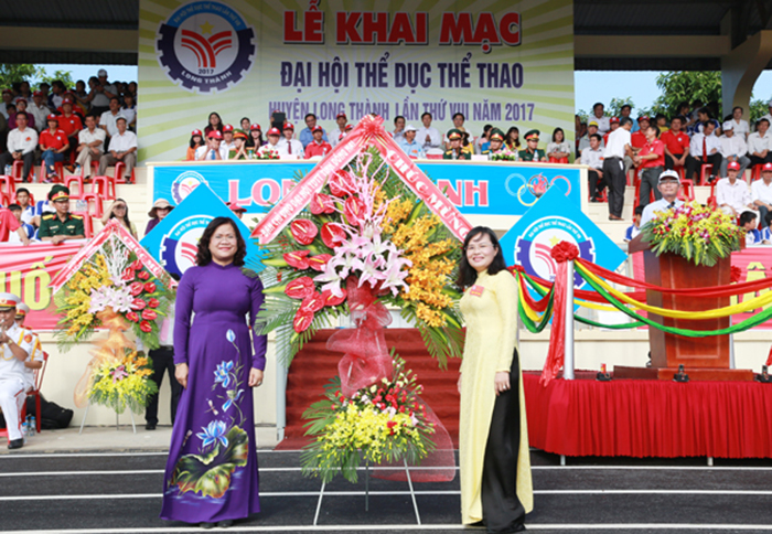 lãnh đạo tỉnh tặng hoa khai mạc Đại hội TDTT huyện Long Thành.jpg