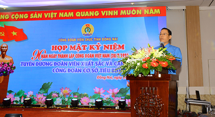Ông Phạm Văn Chiến - Chủ tịch Công đoàn viên chức tỉnh phát biểu ôn lại truyền thống.jpg
