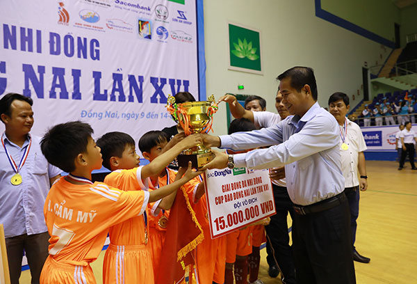 Đ.c Thái Bảo - TUV, Trưởng ban Ban Tuyên giáo Tỉnh ủy trao cúp cho đội bóng huyện Cẩm Mỹ.jpg