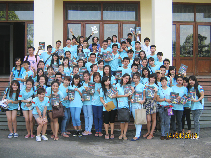 Đoàn sinh viên Lào tham quan học tập tại Bảo tàng Đồng Nai, ngày 14-4-2013.JPG