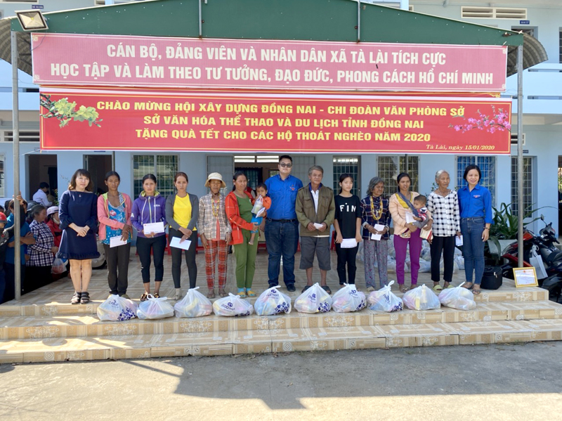 Đoàn tặng quà tết tại huyện Tân Phú.jpg