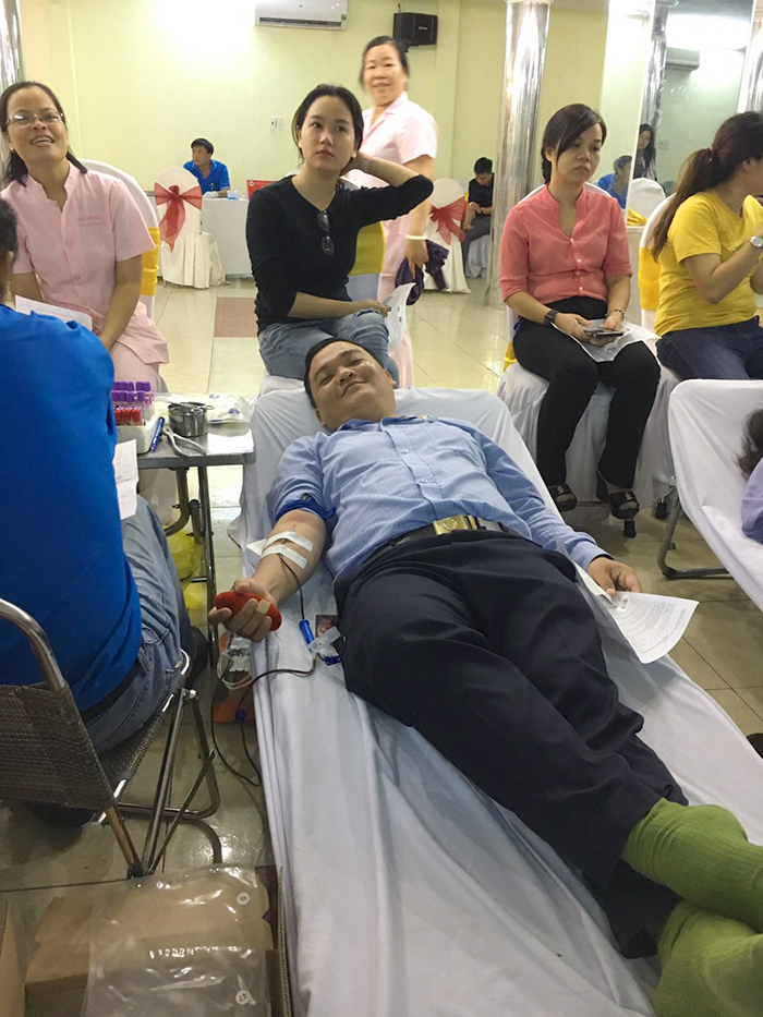 Đoàn viên Nguyễn Bình An tham gia hiến máu tình nguyện.jpg