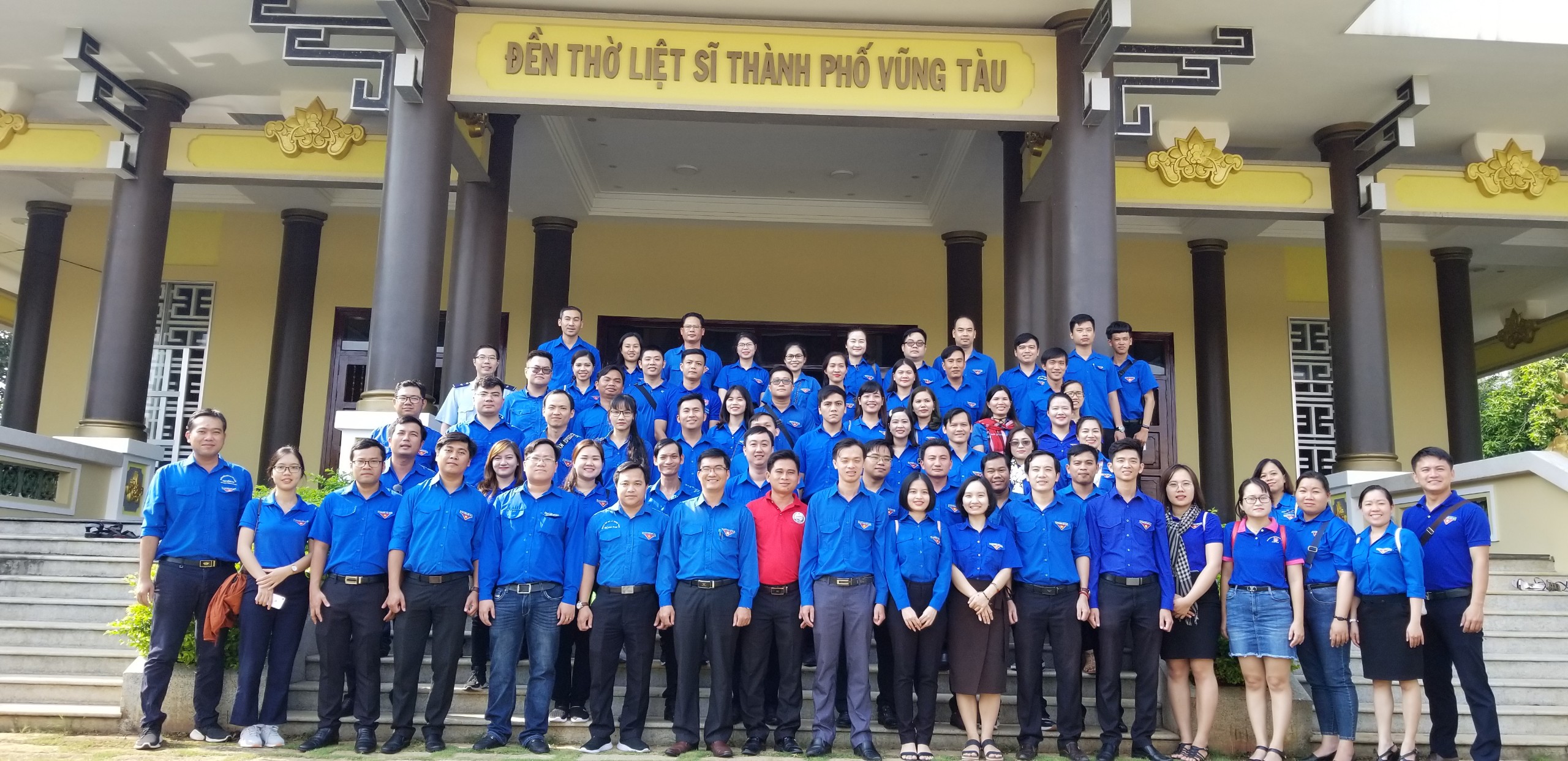 Đoàn đại biểu tham dự liên hoan chụp hình lưu niện tại Đền thờ Liệt sỹ thành phố Vũng Tàu.jpg