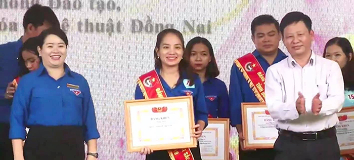 Đồng chí Hoàng Thị Lê Na tuyên dương Đảng viên trẻ tiêu biểu tỉnh Đồng Nai.JPG