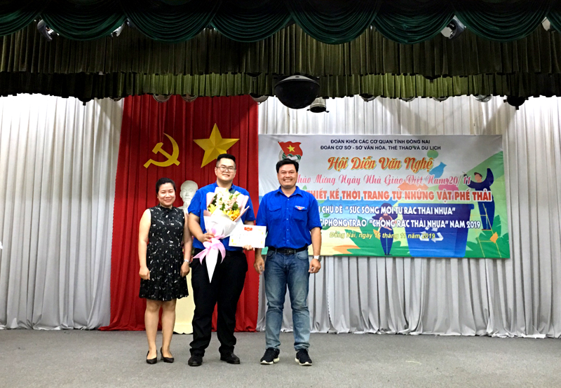Đồng chí Nguyễn Thái Bình Bí thư Đoàn cơ sở trao giải nhất Hội thi cho Chi đoàn Văn phòng Sở.jpg