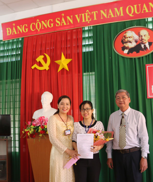 Đại diện Chi ủy trao Quyết định và hoa chuyển đàng chính thức cho Đ.C Vũ Thị Thùy Linh.JPG