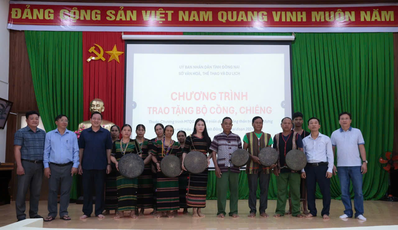 PGĐ. Sở Văn hóa, Thể thao và Du lịch Vũ Xuân Trường Trao tặng cồng, chiêng cho VQG Bù Gia Mập