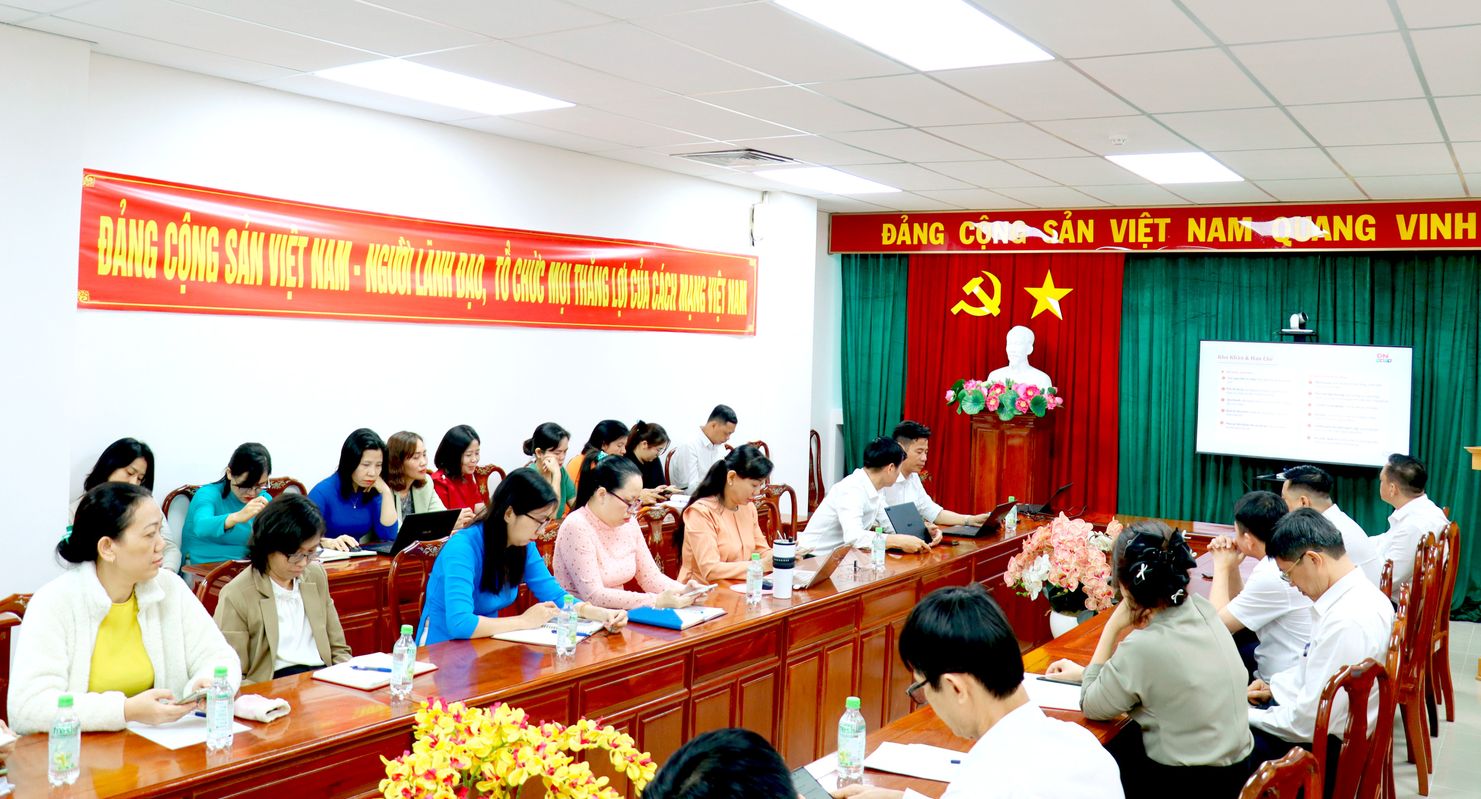 Quang cảnh buổi sinh hoạt chi bộ