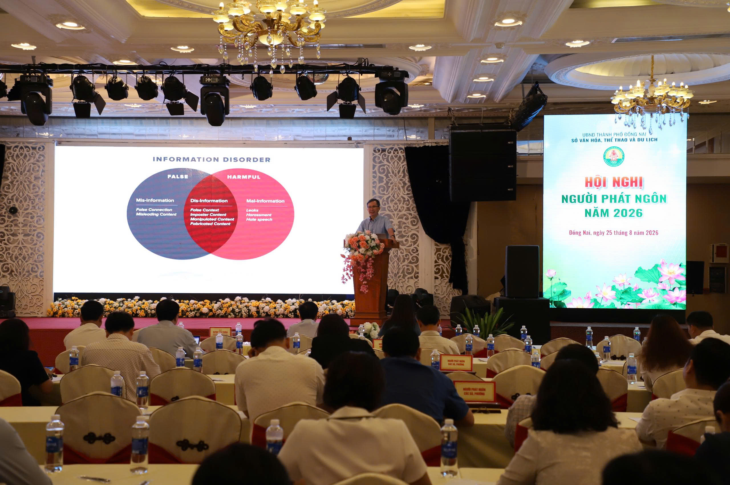 Tiến sĩ Huỳnh Văn Thông - nguyên Trưởng khoa Báo chí và Truyền thông, Trường Đại học Khoa học Xã hội và Nhân văn trình bày chuyên đề tại Hội nghị