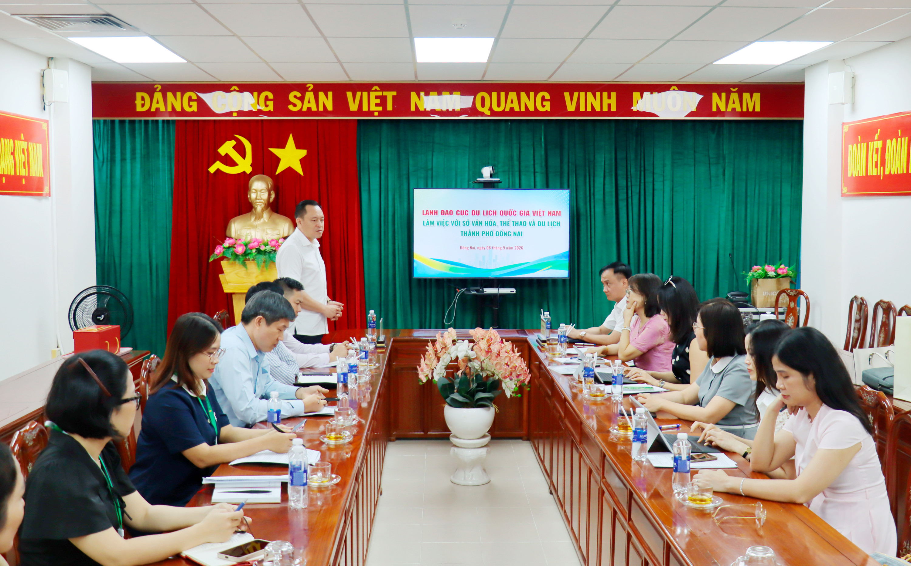 Quang cảnh buổi làm việc
